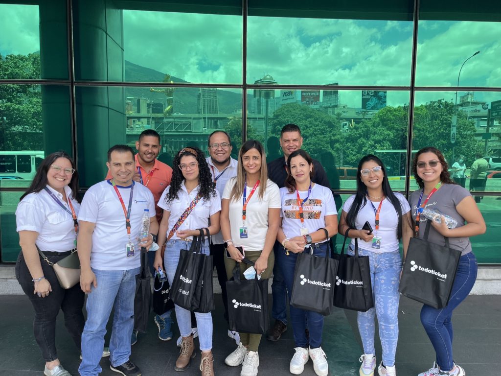 Grupo de empleados de Todoticket que visitaron a los comercios de Guarenas y Guatire